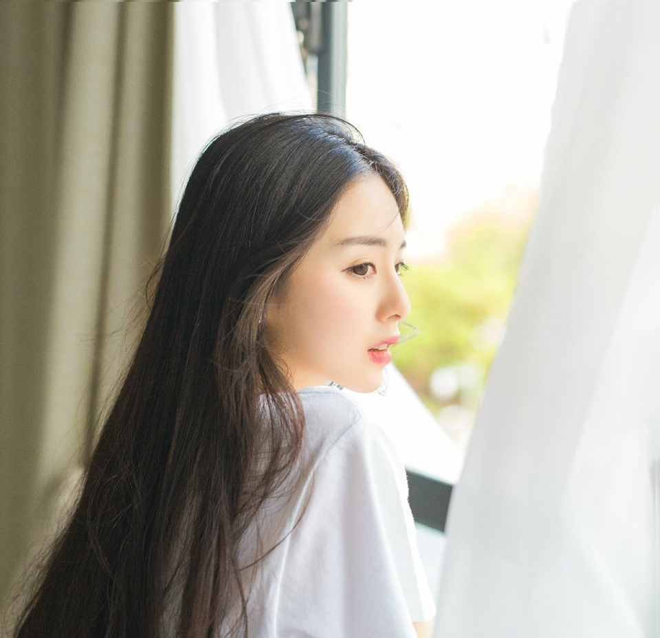 “蠢女人！”看着两女离去的背影，吕布摇了摇头，他哪看不出来，小乔对于周瑜的死虽然难过，但并没有那种死去活来的程度，毕竟时间可以冲淡一切，对周瑜如是，对小乔同样也如是，但哪怕这样，也不该在自己面前表现出来，不过小乔如果哪天长大了，没这份蠢劲了，那还真有点不习惯，相比起来，吕布还是比较喜欢看这一根筋的丫头刚刚挺起来那点劲儿被自己按下去的表情。